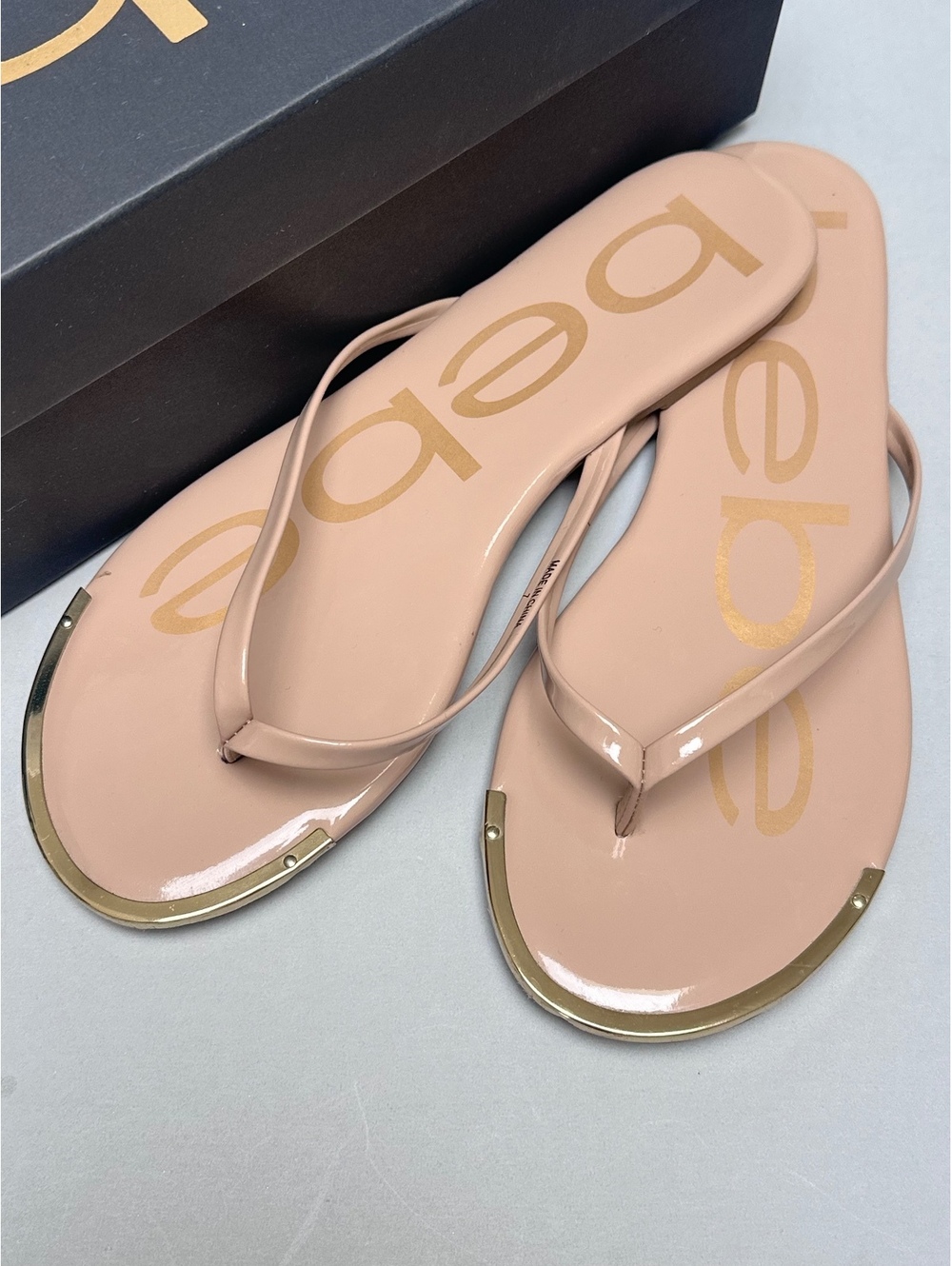 Bebe Ilana Flip Flop Sandals Women's Size 7 Nude/Tan Gold Logo Original Box